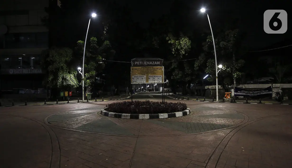 Suasana jalan daerah Bulungan yang sepi saat pemberlakuan pembatasan mobilitas warga guna menekan penyebaran COVID-19 di Jakarta, Selasa (22/6/2021). Pembatasan dilakukan pukul 21.00 - 04.00 WIB di 10 titik Ibu Kota. (Liputan6.com/Johan Tallo)