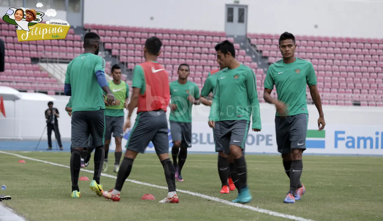 Para pemain Timnas Indonesia saat melakukan uji coba lapangan di Philippine Sports Stadium, (18/11/2016).  (Bola.com/Nicklas Hanoatubun)