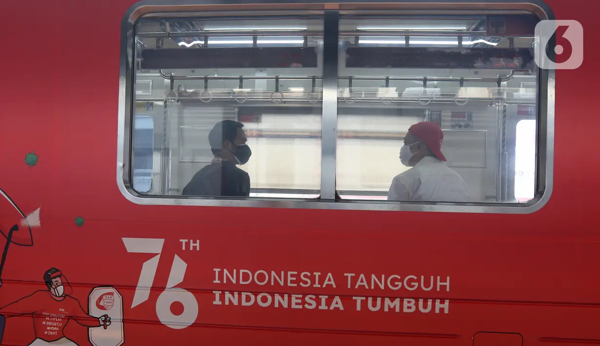 Penumpang berada di dalam Gerbong KAI Commuter bertemakan Kemerdekaan Republik Indonesia ke-76 di Stasiun Kota, Jakarta, Selasa (17/8/2021). Peringatan HUT ke-76 RI tahun 2021, KAI Commuter ikut memeriahkan perayaan tersebut dengan memasang livery khusus. (Liputan6.com/Herman Zakharia)