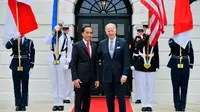 Presiden Jokowi berfoto bersama Presiden Amerika Serikat Joe Biden sebelum menghadiri jamuan makan malam di Capitol Hill, Washington DC, Kamis 12 Mei 2022