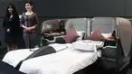 Pramugari berdiri di kabin business class milik maskapai Singapore Airlines saat peluncuran kabin terbaru di Singapura, Kamis (2/11). Berbagai fasilitas mewah dihadirkan di kabin pesawat tersebut. (AFP Photo/Roslan Rahman)