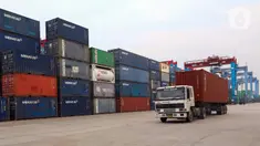 Truk melintas di Pelabuhan Tanjung Priok, Jakarta, Kamis (17/2/2022). Badan Pusat Statistik (BPS) melaporkan neraca perdagangan Indonesia pada Januari 2022 kembali mengalami surplus sebesar USD 930 juta. (Liputan6.com/Herman Zakharia)