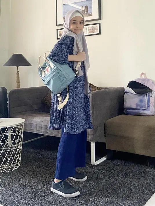 Nesyana pun mengunggah potret Sienna tampil dengan kerudung abu-abu dengan ciput putih. Dipadukam tunik san skirt warna navynya. Credit: (@nesyanabila)