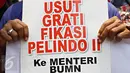 Pengunjuk rasa dari Gerakan Nasionalisasi Aset (GANAS) menunjukkan poster berisi tuntutan saat aksi di depan kantor Kementerian BUMN, Jakarta, Selasa (6/10). Mereka menuntut Dirut Pelindo II RJ Lino turun dari jabatannya. (Liputan6.com/Immanuel Antonius)