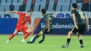 <p>Pemain Persija Jakarta, Maciej Gajos (kiri) berusaha melewati pemain Bhayangkara Presisi, Wahyu Subo Seto pada laga pekan ketiga BRI Liga 1 2023/2024 di Stadion Patriot Candrabhaga, Bekasi, Minggu (16/7/2023). Persija menang dengan skor 4-1. (Bola.com/M Iqbal Ichsan)</p>