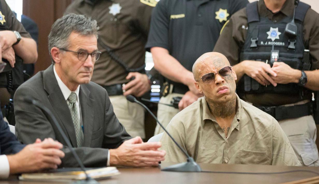 Nikko Jenkins mendengarkan vonis hakim di Pengadilan Distrik Douglas County di Omaha, Neb, Selasa (30/5). Jenkins dijatuhi hukuman mati setelah terbukti membunuh empat orang di sekitar Omaha pada tahun 2013. (AP/Pool) 