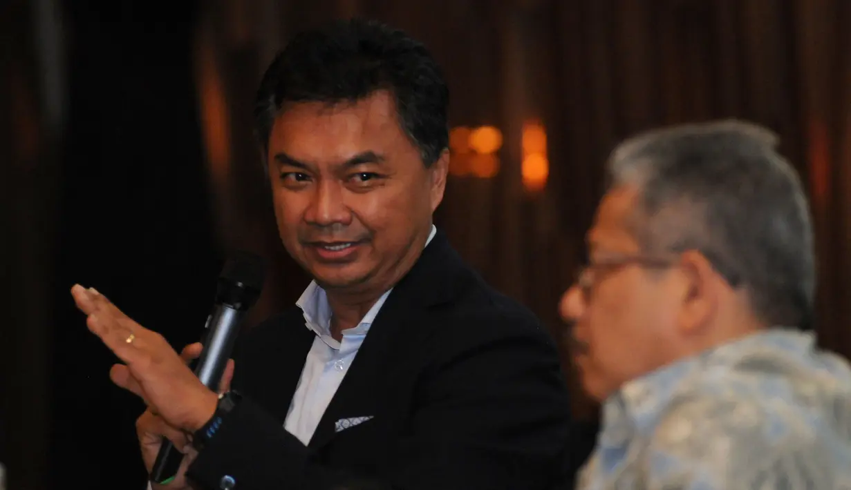 Pendiri Foreign Policy Community of Indonesia, Dr. Dino Patti Djalal (kiri) memberikan pernyataan saat diskusi "Assessing President Joko Widodo's Visits to Japan and China" yang dihelat di SCTV Tower, Jakarta, (1/4/2015). (Liputan6.com/Helmi Fithriansyah)