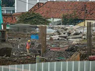 Pekerja menyelesaikan pembangunan Kampung Susun Akuarium di Jakarta, Rabu (17/2/2021). Progres pembangunan Kampung Susun Akuarium tersebut telah mencapai 30 persen dan ditargetkan rampung pada Agustus 2021 mendatang. (Liputan6.com/Faizal Fanani)