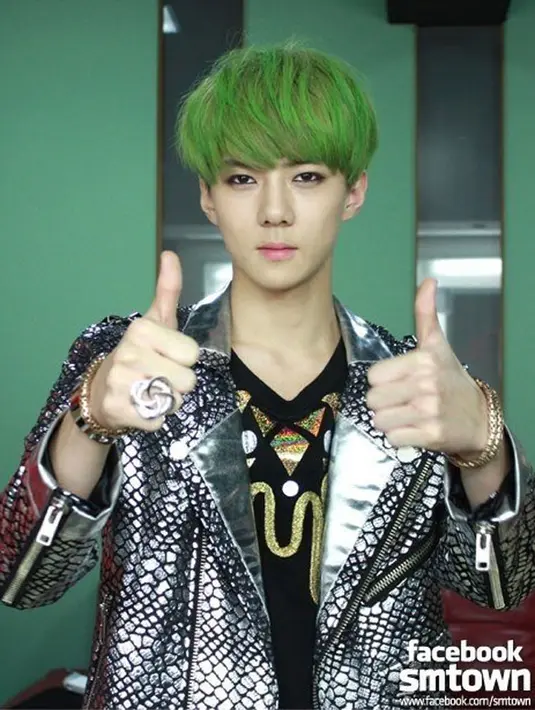 Sehun EXO dikenal sebagai idol yang kerap berganti-ganti warna rambut. Ia pernah mewarnai rambutnya dengan warna hijau. (Foto: Koreaboo.com)