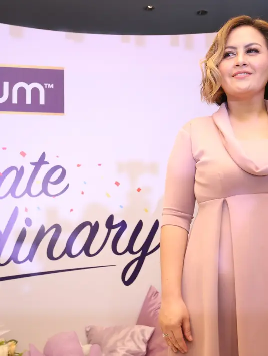 Perhatian ekstra dilakukan oleh penyanyi dan pemeran itu, Cynthia. Sebagai ibu, ia bersama suaminya berusaha semaksimal mungkin memberikan perhatian dengan penuh cinta. (Adrian Putra/Bintang.com)