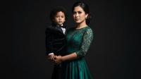 Edit Foto Ibu dan Anak yang Masih Kecil ala Photoshoot (Foto: Gemini AI)