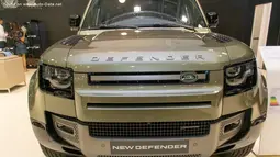 Land Rover Defender memiliki tampilan sisi depan yang memiliki banyak lekukan sehingga terlihat lebih dinamis. SUV besar ini telah dilengkapi dengan Headlamp besar yang sudah menggunakan LED dan dilengkapi bemper berukuran besar dan padat sehingga mempertegas kesan tangguh dari Land Rover Defender itu sendiri. (Source: auto-data.net)