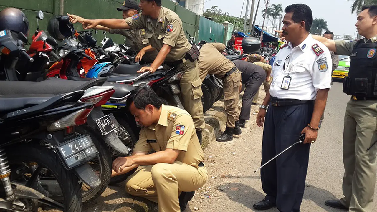 Gemas Parkir Liar, Wali Kota Bogor Gembosi Ban Motor