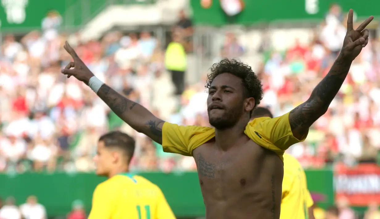 Pemain Brasil, Neymar melakukan selebrasi usai mencetak gol ke gawang Austria dalam laga persahabatan di Stadion Ernst Happel, Wina, Austria, Minggu (10/6). Brasil melumat Austria dengan skor 3-0. (AP Photo/Ronald Zak)