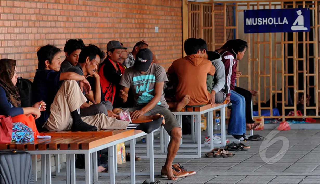 Ratusan calon penumpang Lion Air terlantar di Terminal 1B Bandara Soekarno Hatta. Sejumlah penumpang saat duduk menunggu keberangkatan yang tertunda di Terminal 1B Soetta, Tangerang, Jumat (20/2/2015). (Liputan6.com/Faisal R Syam)