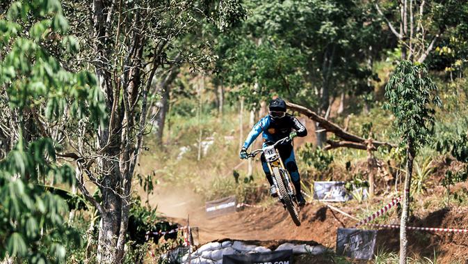 Pembalap 76 Team Khoiful Mukhib saat beraksi dalam Seeding Run kelas Men Elite dalam kejuaraan 76 Indonesian Downhill di Ternadi Park, Kudus, Jawa Tengah, Sabtu (12/10/2019). (foto: istimewa)