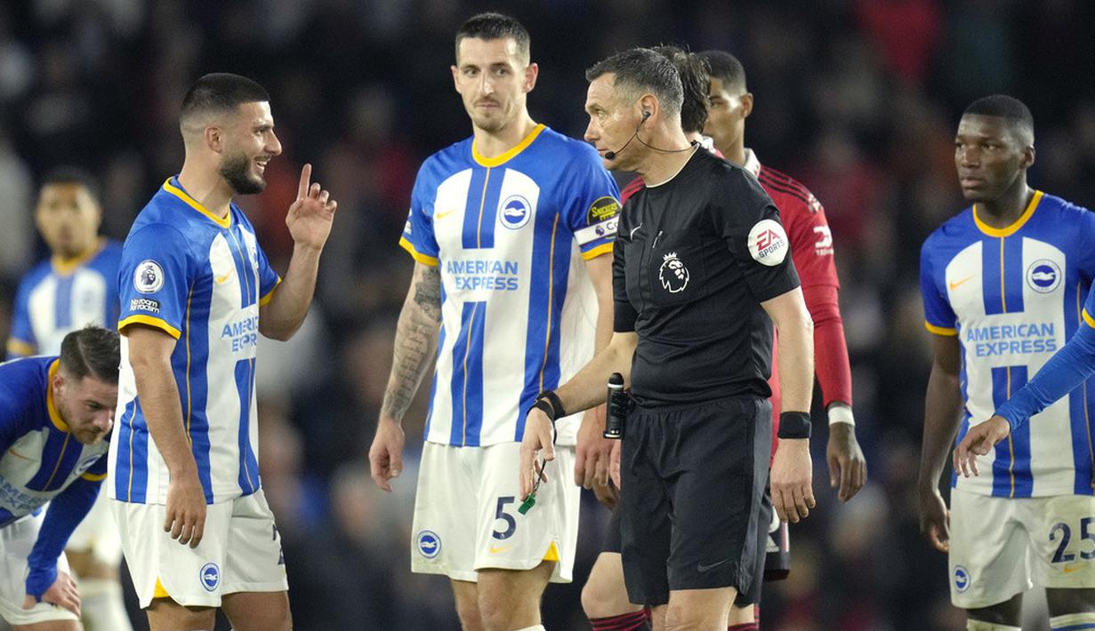 <p>Brighton juga mendapat peluang mencetak gol lewat Kaoru Mitoma. Tapi, tembakan pemain asal Jepang itu masih membentur kepada kiper MU David de Gea meski tinggal berhadapan satu lawan satu. (AP Photo/Kirsty Wigglesworth)</p>