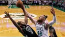 Pebasket Boston Celtics, Aron Baynes, memasukkan bola saat pertandingan melawan Milwaukee Bucks pada gim kedua babak play off NBA di Stadion TD Garden, Rabu (18/4/2018). Celtics menang 120-106 atas Bucks. (AP/Charles Krupa)