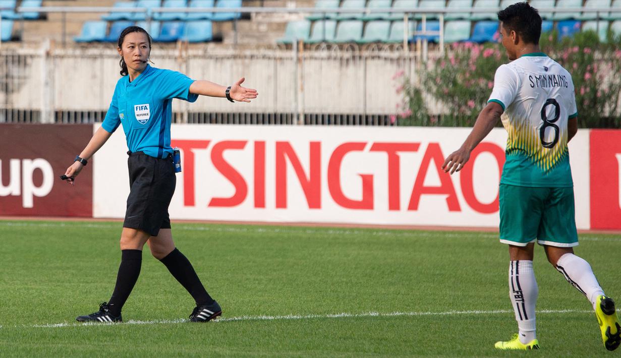 Selain itu, Yoshimi Yamashita juga menjadi wasit perempuan pertama yang memimpin pertandingan J-League dan juga Liga Champions Asia. (AFP/Sai Aung Main)