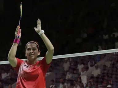 Pebulu tangkis Indonesia, Oktila Laeni Ratri, menyapa suporter usai melawan wakil Cina, Cheng Hefang, pada final Asian Para Games di Istora, Jakarta, Jumat (12/10/2018). Oktila Laeni takluk 21-19, 18-21, dan 13-21. (Bola.com/M Iqbal Ichsan)