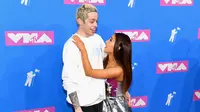 Ditanya mengenai ciuman pertama, Ariana Grande pun mengatakan hal menggemaskan mengenai momen itu. (Nicholas Hunt  GETTY IMAGES NORTH AMERICA  AFP)