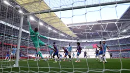 Kiper Crystal Palace, Dean Henderson menghalau tendangan pemain Manchester City dalam laga final Piala FA 2024/2025 di Stadion Wembley, London, Inggris, Sabtu (17/05/2025) waktu setempat. (AFP/Adrian Dennis)