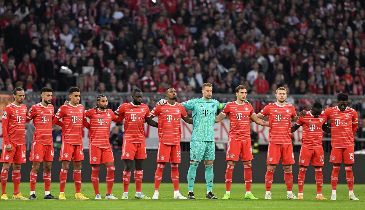 Pemain Bayern Munchen memberikan penghormatan terakhir untuk para korban tragedi Kanjuruhan dengan melakukan minute of silence atau mengheningkan cipta dalam pertandingan lanjutan Liga Champions 2022/2023, Rabu (5/10/2022). (AFP/Christof Stache)