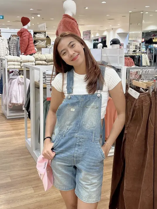 Saat tidak di lapangan, ia pun tampil santai dengan overall denim pendek dipadukan crop top putih. Dengan rambut kecokelatan panjangnya. Credit: Instagram @shiinntia