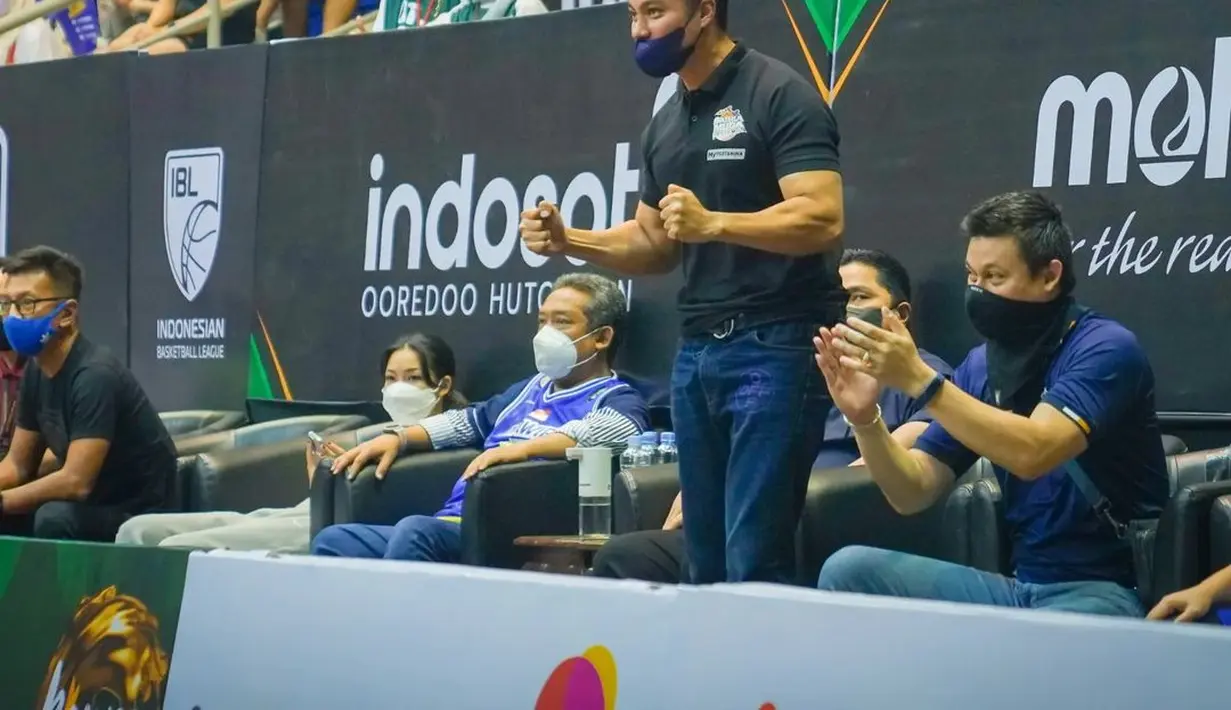 Foto yang diunggah Baim Wong memperlihatkan aktivitasnya menyemangati tim Satria Muda Pertamina yang menjamu tim basket Prawira Bandung dalam babak semi final. Pertandingan berlangsung sengit dan berakhir dengan skor 73-54 untuk kemenangan Satria Muda Pertamina. Mereka pun melenggang ke final melawan Pelita Jaya Bakrie. (Foto: Dok. Instagram @baimwong)