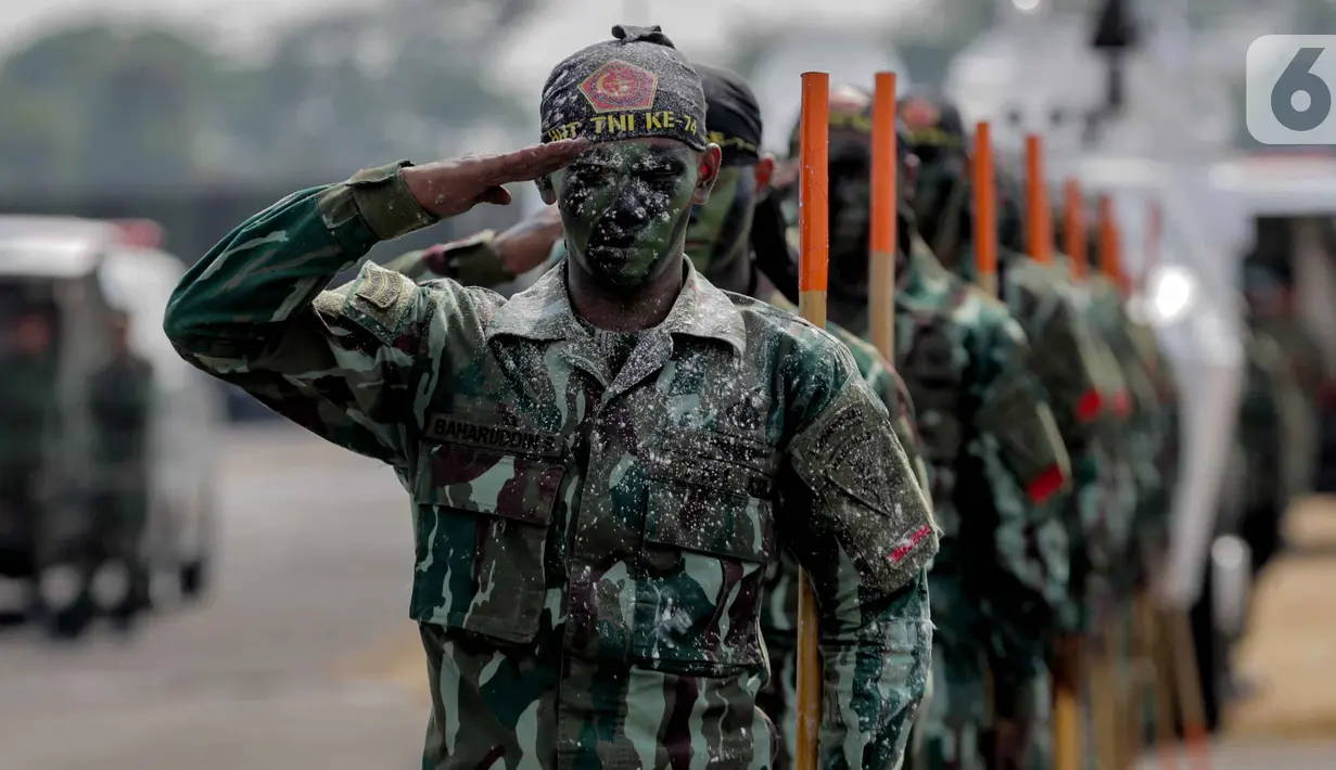 Personel TNI bersiap menunjukan aksi bela diri usai mengikuti upacara gladi bersih HUT ke-74 TNI di Lanud Halim Perdanakusuma, Jakarta, Kamis (3/10/2019). Gladi bersih ini dimulai dengan parade tiap satuan, AD, AL, dan AU. (Liputan6.com/Faizal Fanani)