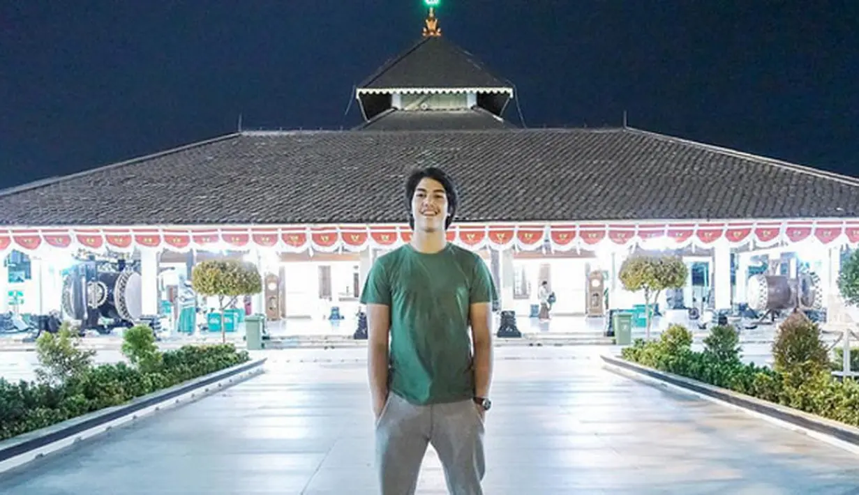 Keputusan El Rumi melanjutkan pendidikan di London ini mendapat banyak pujian dari warga net. Begitu juga untuk Maia Estianty yang ikut kebanjiran pujian. Tak sedikit yang mengatakan bahwa Maia adalah  sosok ibu yang hebat. (Instagram/elelrumi)