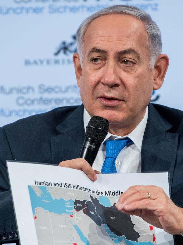 PM Israel Benjamin Netanyahu menunjukkan peta Timur Tengah saat diskusi panel di Konferensi Keamanan Munich (18/2). (AFP/ MSC Munich Security Conference / Lennart Preiss)
