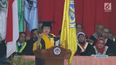 Presiden Kelima RI, Megawati Soekarnoputri menyampaikan pidatonya setelah menerima gelar Doctor Honoris Causa dari Universitas Negeri Padang (UNP), Rabu (27/9). Kali ini merupakan pemberian gelar kelima bagi Megawati. (Liputan6.com/Helmi Fithriansyah)