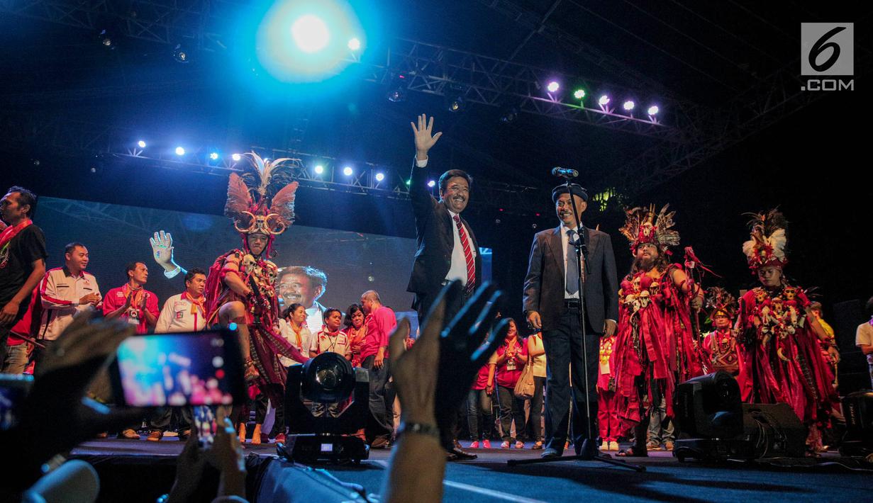 Gubernur DKI Jakarta, Djarot Saiful Hidayat (kiri) didampingi Ketua DPRD DKI Jakarta Prasetyo Edi Marsudi menyapa warga dalam cara Kaleidoskop dan Terima Kasih Gubernur 2012-2017, di Lapangan Banteng, Jakarta, Sabtu (14/10). (Liputan6.com/Faizal Fanani)