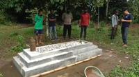 Sebuah makam yang bentuknya menyerupai makam keramat dan memiliki nisan bertuliskan Bin Nabi Sulaiman di Desa Selapajang, Kecamatan Cisoka, Kabupaten Tangerang, Banten. (Pramita Tristiawati/Liputan6)