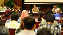 Menteri Keuangan Sri Mulyani saat konferensi pers APBN 2017 di kantor Kemenkeu, Jakarta, Kamis (27\10). Menkeu mengajak para pengusaha minerba dan migas untuk ikut program pengampunan pajak (tax amnesty). (Liputan6.com/Angga Yuniar)