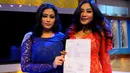 Duo Serigala memperlihatkan surat laporan dari kepolisian saat konferensi pers, Jakarta, Kamis (16/4/2015). Mereka membantah penyebaran foto vulgar untuk mencari sensasi. (Liputan6.com/Faisal R Syam)