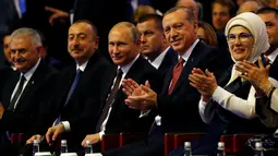 Presiden Turki Recep Tayyip Erdogan dan  Presiden Rusia Vladimir Putin saat menghadiri 23rd World Energy Conress, Istanbul, Turki (10/10). Hubungan kedua negara sempat tegang akibat penembakan jet tempur Rusia oleh militer Turki. (REUTERS/Murad Sezer)