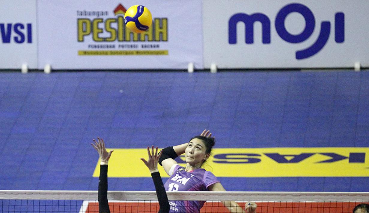 Pemain voli putri Jakarta BIN, Jin Ye melakukan pukulan ke arah Jakarta Pertamina Fastron yang berlangsung di Palembang, Jumat (20/1/2023). Jakarta Pertamina Fastron berhasil mengalahkan Jakarta BIN 3-1 (21-25, 25-14, 25-18, 25-20) dan keluar sebagai juara putaran pertama Proliga 2023. (Dok. Proliga)