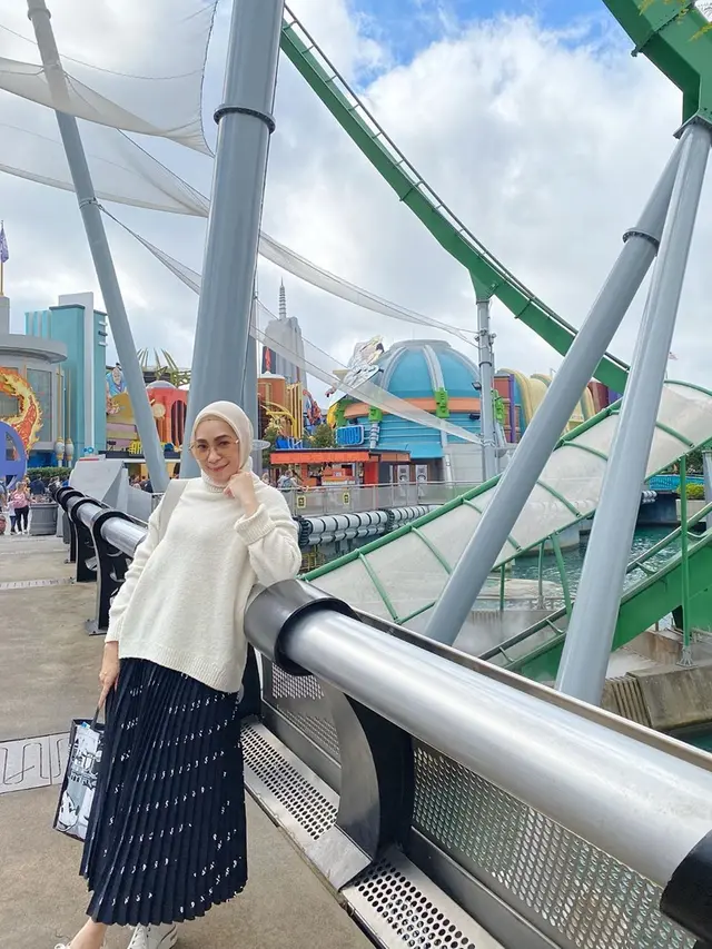6 Potret Erin Taulany yang Kini berhijab, Tetap Stylish