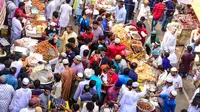 Pedagang kaki lima Bangladesh menjajakan makanan untuk berbuka puasa di pasar tradisional di Dhaka pada 10 Mei 2019. Seperti jutaan muslim di seluruh dunia, muslim Bangladesh berpuasa setiap hari selama bulan Ramadan dengan tidak makan dan minum dari subuh hingga petang. (MUNIR UZ ZAMAN/AFP)