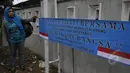 Ecin menggelar aksi protes seorang diri di depan dermaga Wijaya Pura, Cilacap, Jawa Tengah, Minggu (8/3/2015). Ecin mengharapkan agar pemerintah mempercepat eksekusi mati terpidana narkoba. (Liputan6.com/Johan Tallo)