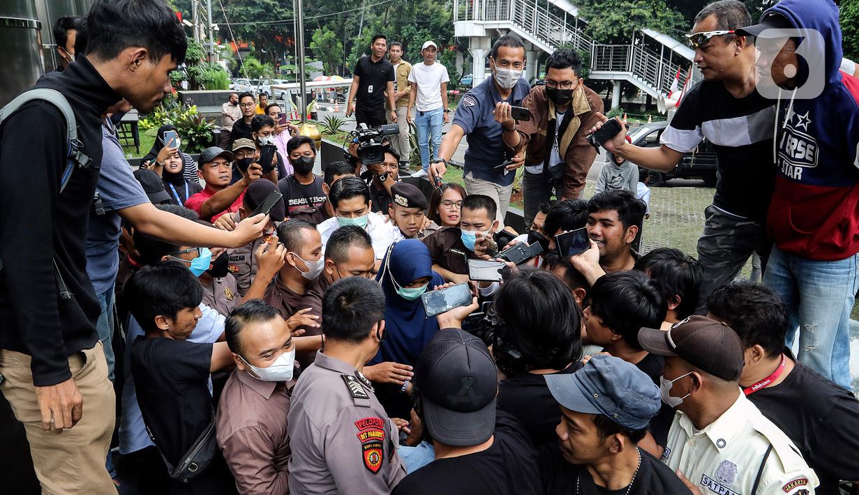 Sementara untuk alat transportasi dan mesin, Chusnunia tercatat memiliki kekayaan senilai Rp425 juta, yakni Honda Accord 2010 dengan harga Rp125 juta dan Toyota Alphard tahun 2014 dengan taksiran harga Rp300 juta. (Liputan6.com/Johan Tallo)