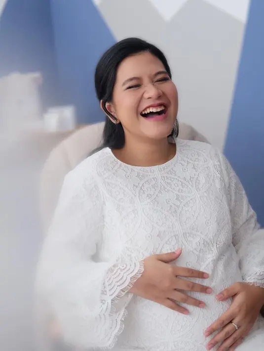 Kebahagiaan tengah dirasakan anak Presiden Joko Widodo, Kahiyang Ayu. Istri Bibby Nasution itu tengah hamil anak pertamanya. Potret kebahagiaan begitu terlihat dalam unggahan foto terbarunya. (instagram/ayanggkahiyang)