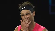 Petenis Spanyol, Rafael Nadal bereaksi setelah kehilangan satu poin atas Dominic Thiem dari Austria pada perempat final Australia Terbuka di Melbourne, Australia, Rabu (29/1/2020). Unggulan pertama tunggal putra ini harus mengakhiri mimpi menjuarai Australia Terbuka 2020. (AP Photo/Lee Jin-man)