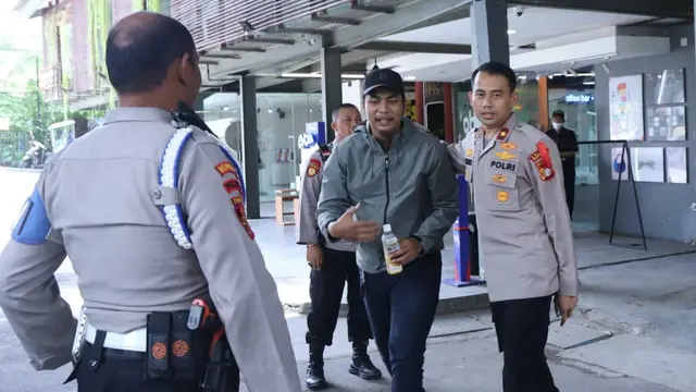 Polisi menangkap dua pelaku dari lima yang diduga terlibat penusukan terhadap pengunjung kafe Ahmad Mardianto alias AM (25) di Kafe MB, Kemang, Jakarta Selatan, Rabu (6/3) dini hari.