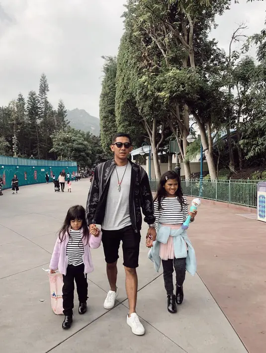 Kenang Mirdad Momong Anak (Instagram/kenangmirdad)