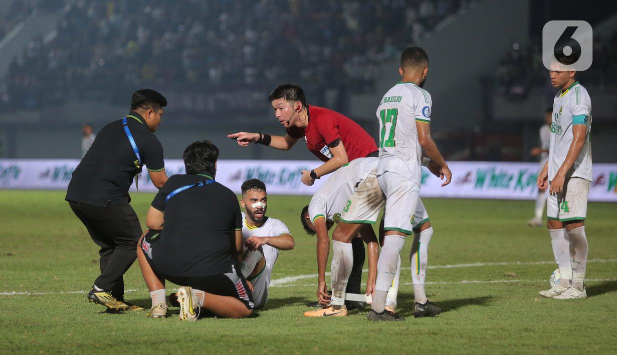 Wasit asal Jepang, Yusuke Araki, memimpin pertandingan antara Persita Tangerang Vs Persikabo 1973 pada laga pekan ke-22 BRI Liga 1 2023/2024 di Stadion di Indomilk Arena, Tangerang, Minggu (10/12/2023). Persita menang dengan skor 2-1. (Bola.com/M Iqbal Ichsan)