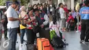 Keluarga saat menunggu kereta api di Stasiun Senen, Jakarta, Rabu (23/12). Libur Natal dan Tahun baru di manfaatkan sejumlah masyarakat untuk berlibur dan kembali ke kampung halaman. (Lipitan6.com/Angga Yuniar)