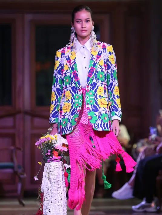 Teknik crochet menjadi detail apik yang memikat mata dan bertugas sebagai aksen atraktif. Penampilan keseluruhan busana pun terlihat kian energik. /  Foto: Budy Santoso - KapanLagi.com.